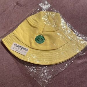 Yellow cotton adjustable bucket hat with a smiley face NIB